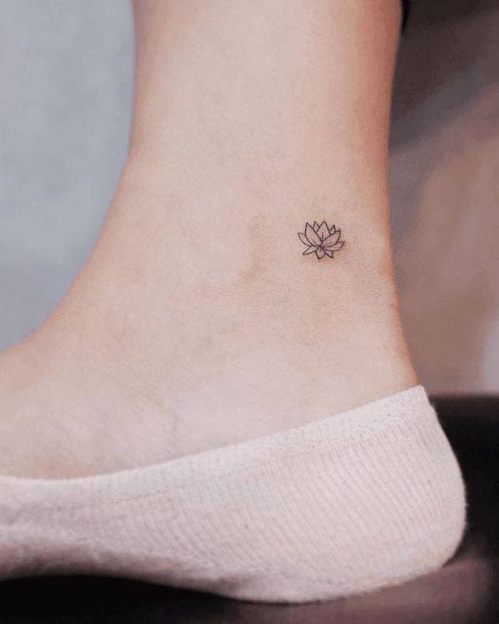 Fashion Tatuagem no pé pequena