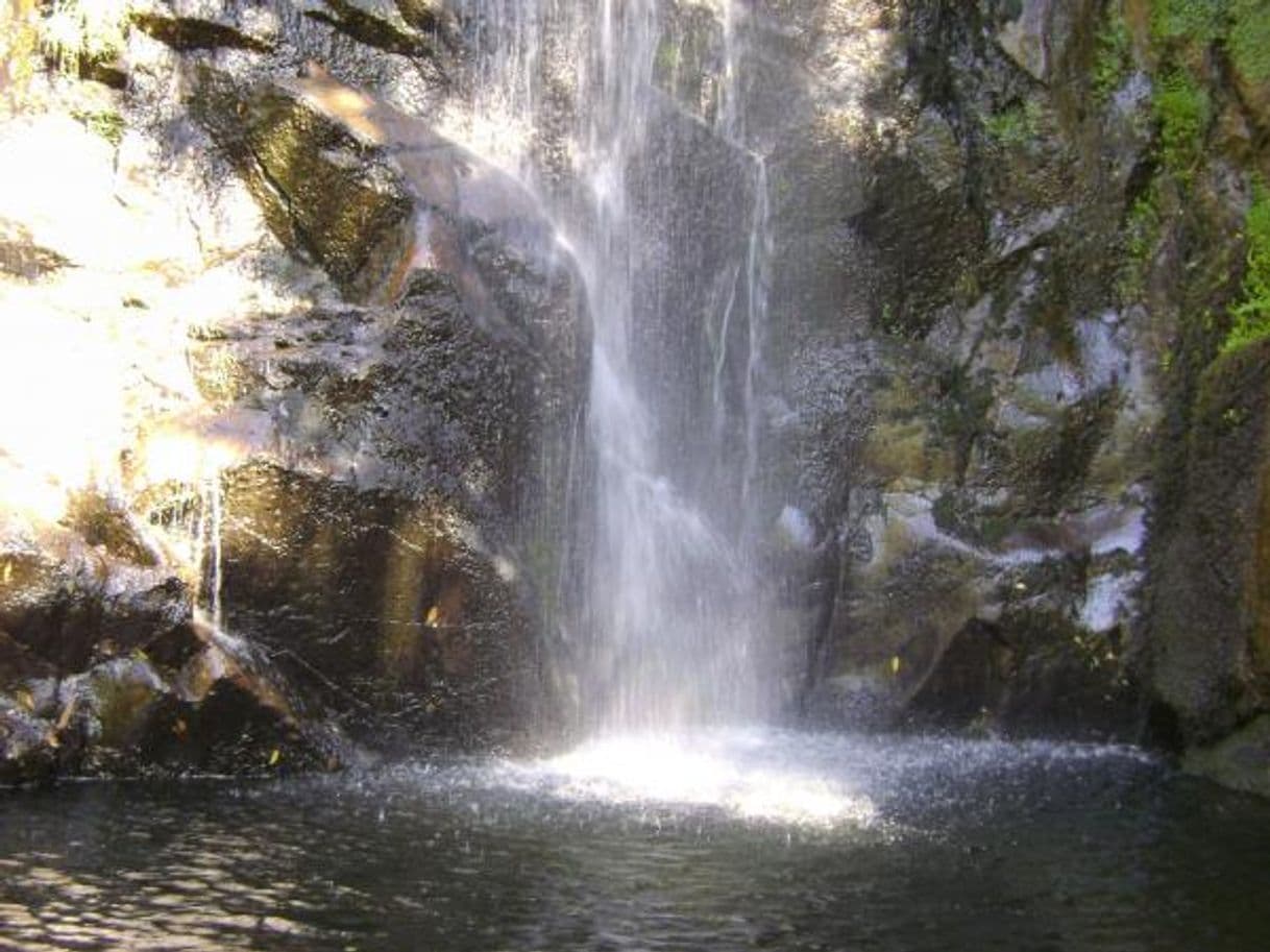 Lugar Cascata da Pedra da Ferida