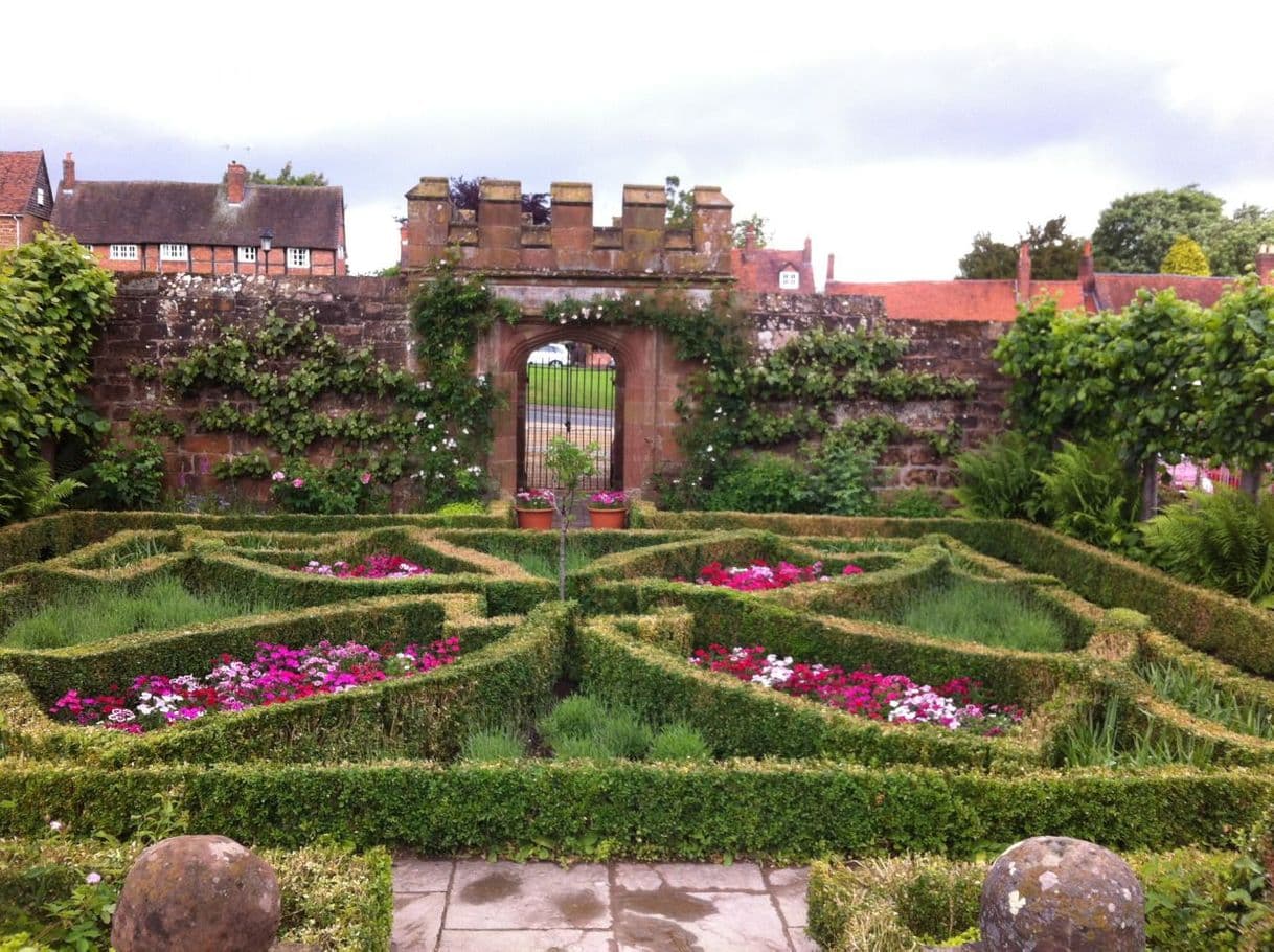 Place Kenilworth Castle and Elizabethan Garden