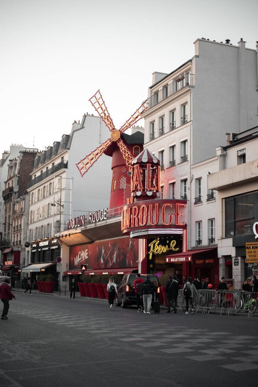 Place Moulin Rouge