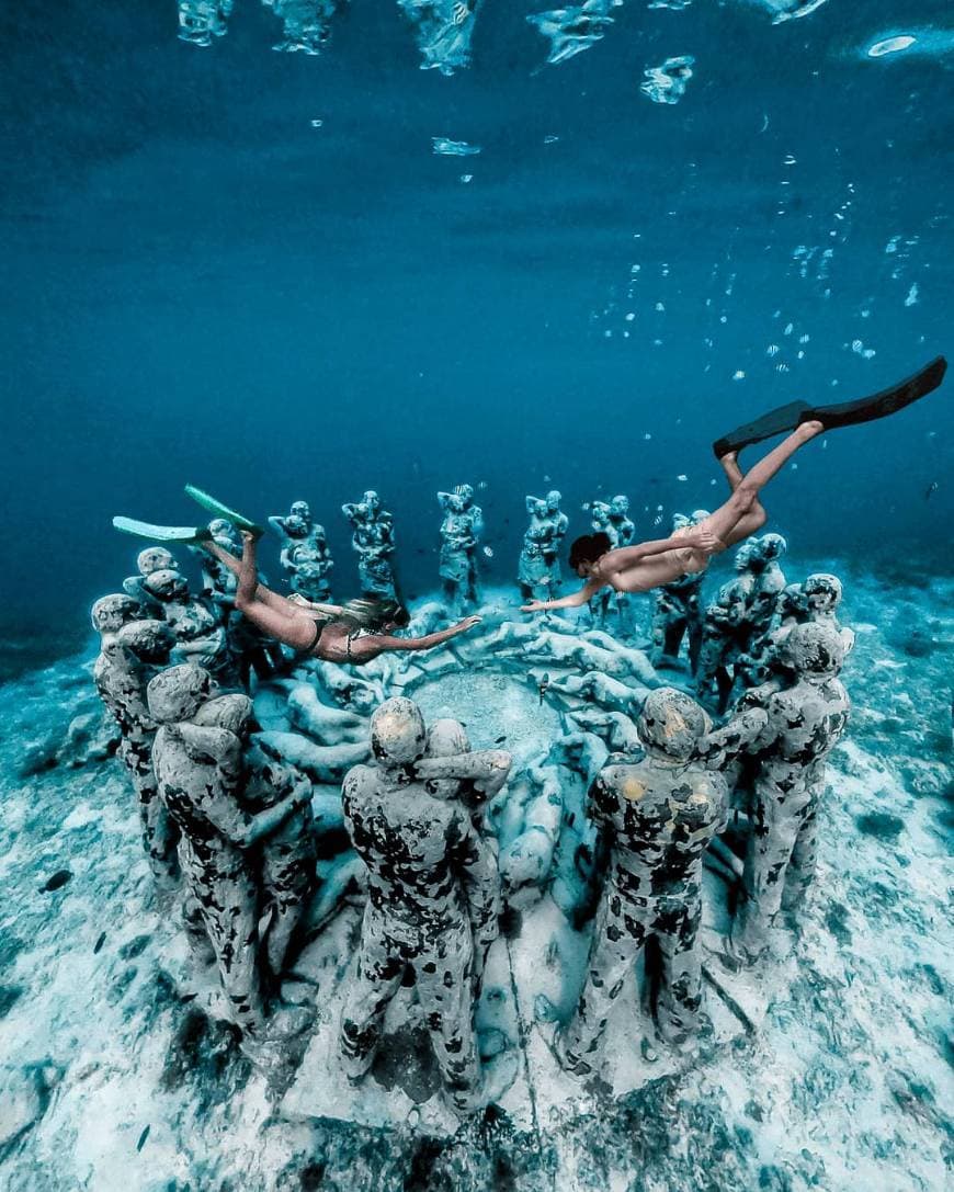 Fashion Gili Meno Underwater Statues