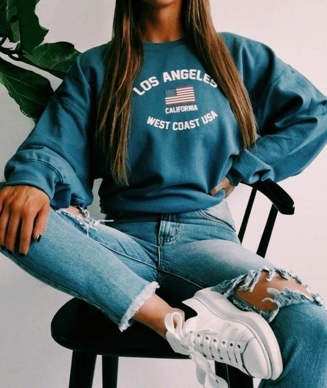 Moda Sweatshirt azul, calças de ganga e ténis brancos 🤩