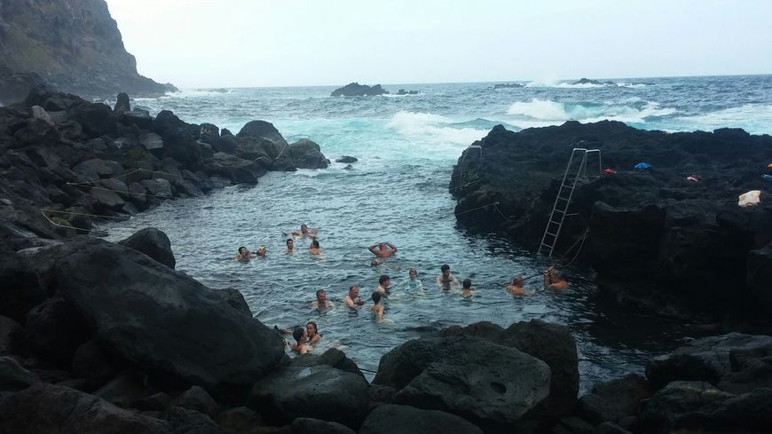 Lugar Ponta Da Ferraria natural swimming pool