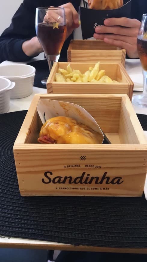 Restaurantes Sandinha - A Francesinha que se come à mão