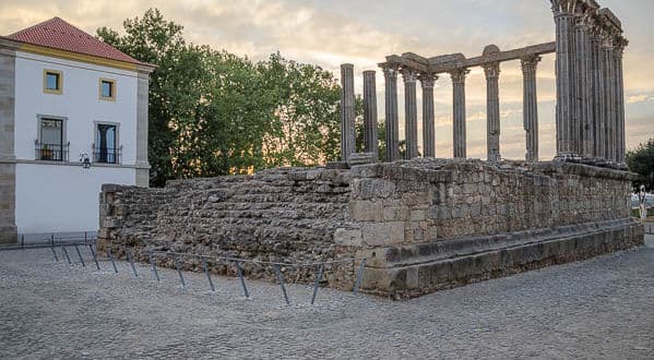 Place Templo romano de Évora