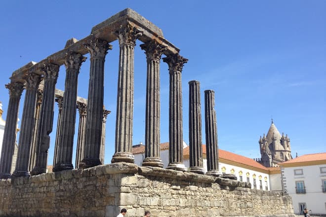 Place Templo romano de Évora