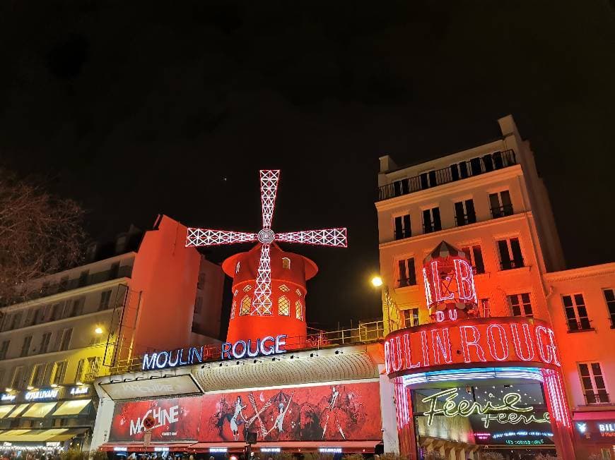 Place Moulin Rouge