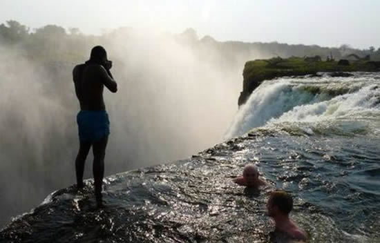 Moda Tomar banho na Piscina do Diabo, em Zambeze 