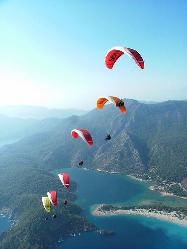 Moda Parapente sobre a Lagoa Azul em Oludeniz 