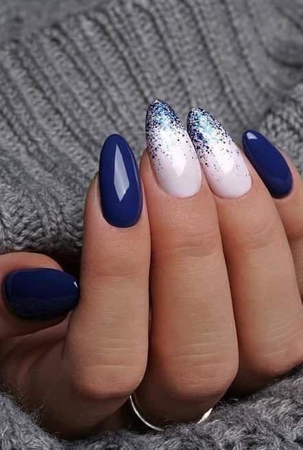 Fashion Blue and whit nails