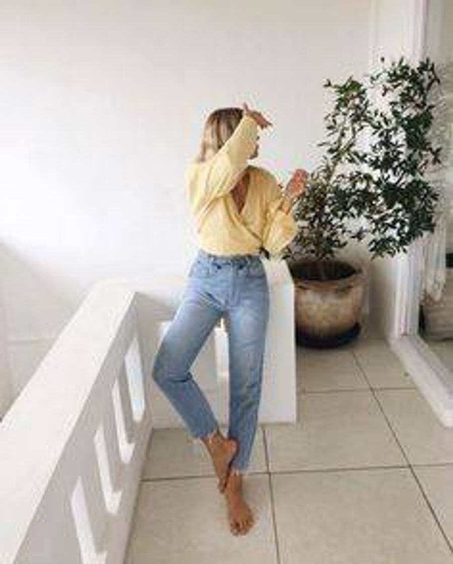 Moda Jeans a yellow top