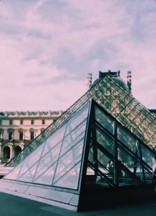 Place Pyramide du Louvre