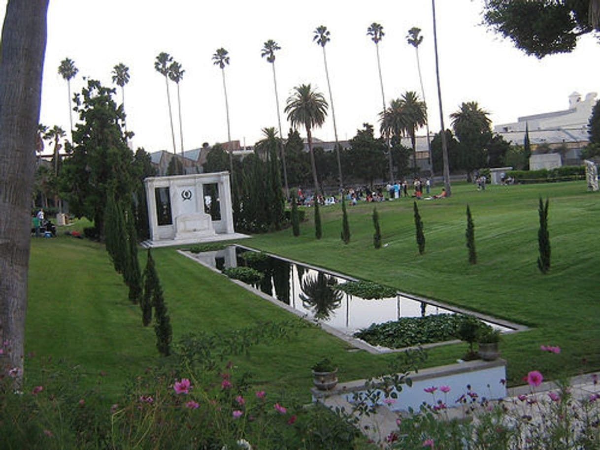 Lugar Hollywood Forever Cemetery