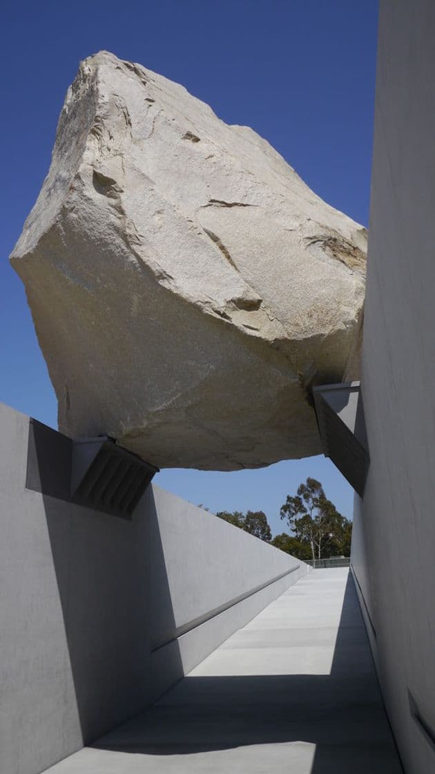 Lugar Public Art "Levitated Mass"