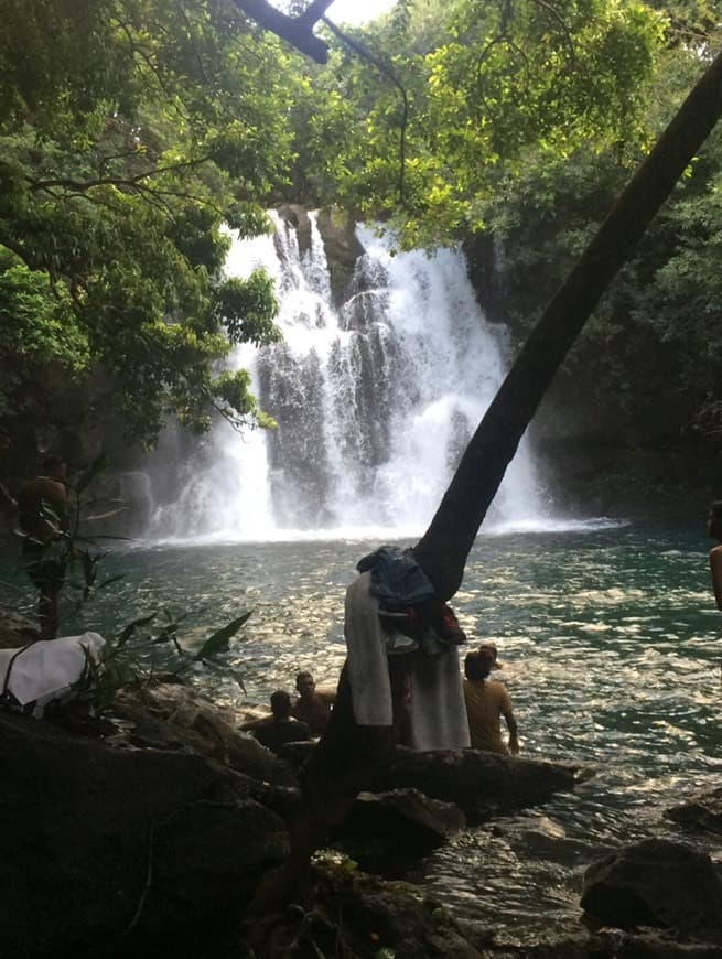 Lugar Eau Bleue Waterfall