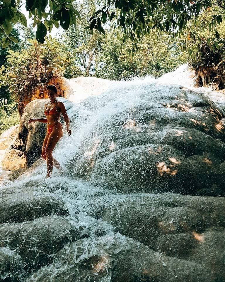 Lugar Bua Tong Waterfalls (Sticky Waterfalls)