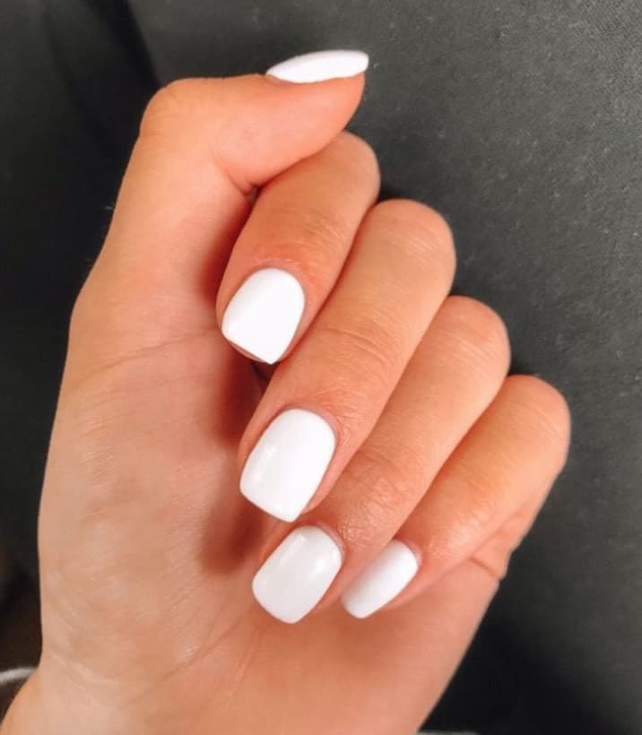 Moda White nails