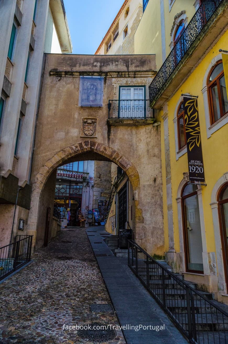 Place Arco Almedina