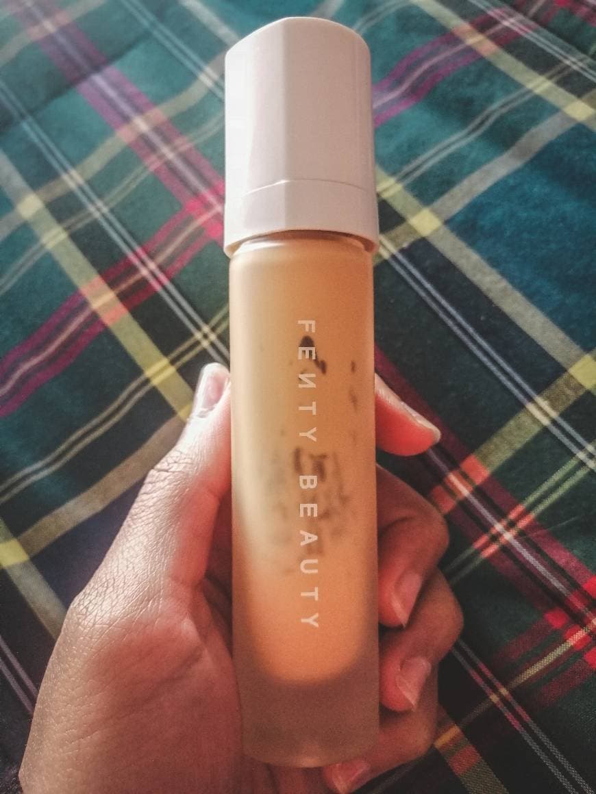 Beauty Base de maquillaje líquida Pro Filt'R de la marca FENTY BEAUTY by