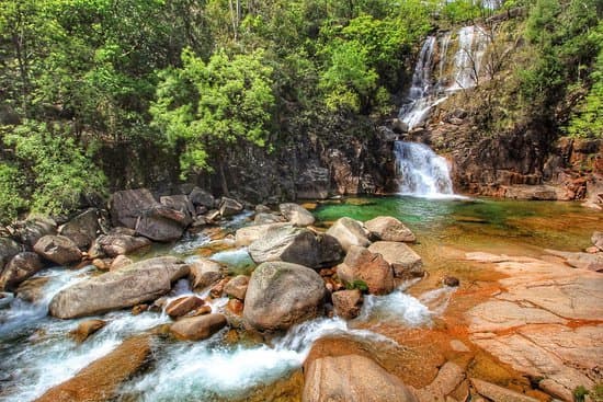 Lugar Cascata Fecha de Barjas (Tahiti)