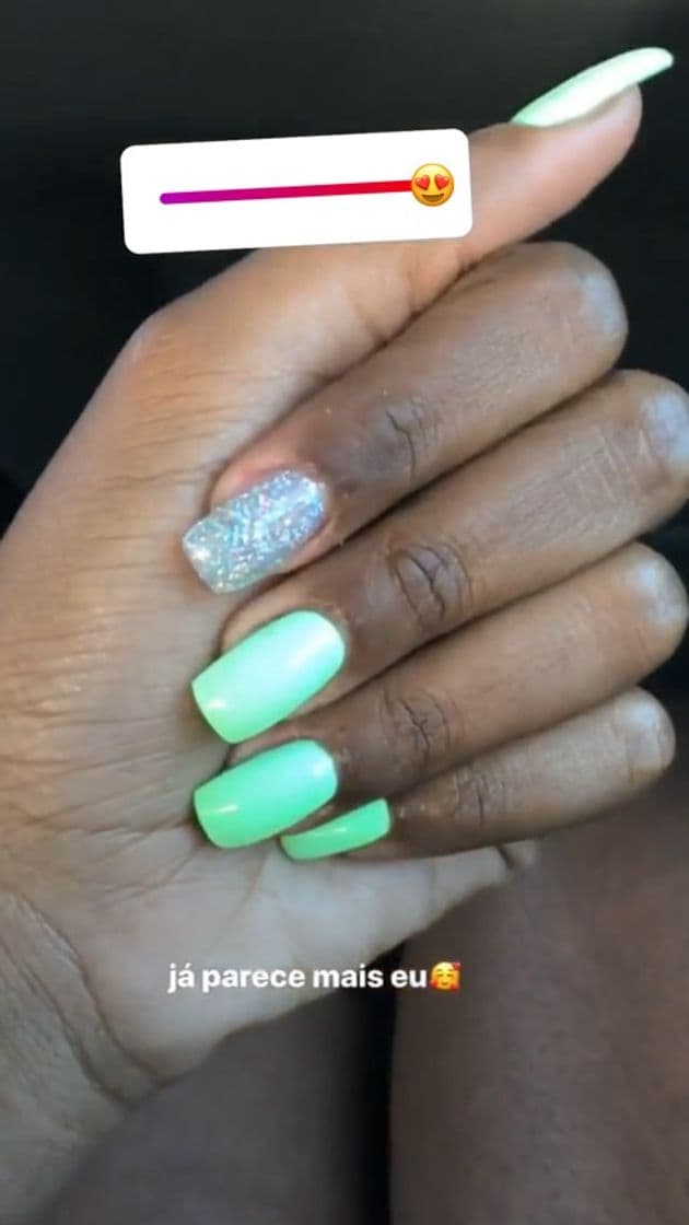 Fashion unhas verde fluo com indicador em glitter