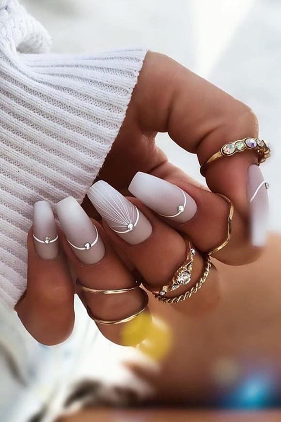 Moda White nails