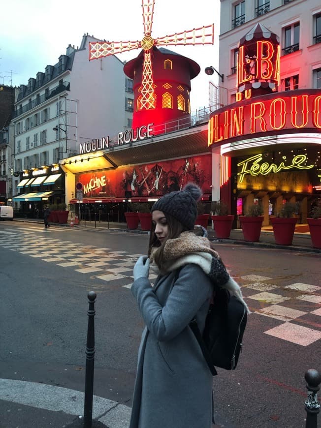 Place Moulin Rouge