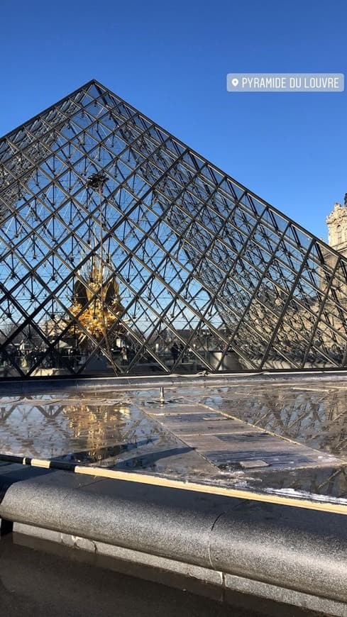 Place Pyramide du Louvre