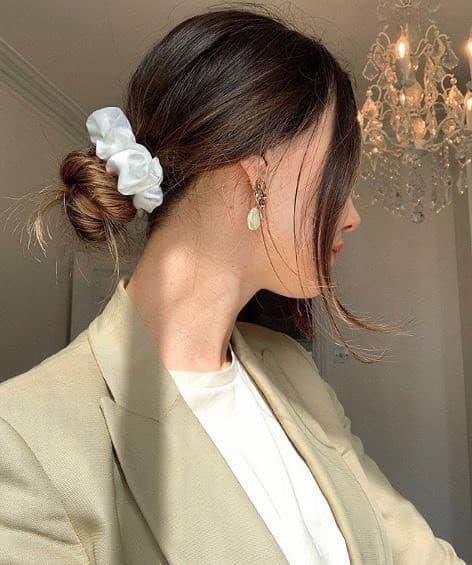 Moda Cabelo  com um coque atrás e elástico branco 