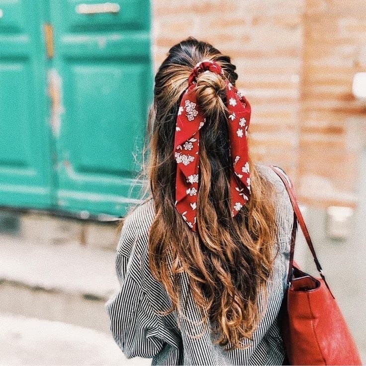 Moda Cabelo solto e apanhado em cima com um lenço charmoso