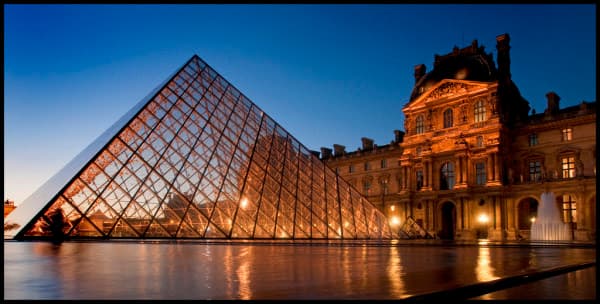 Place Pirâmide do Louvre 