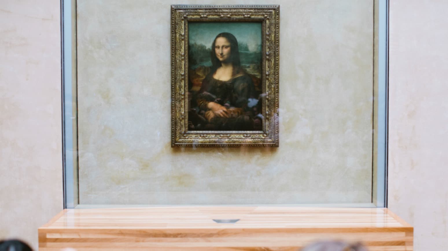 Place The Mona Lisa at The Louvre