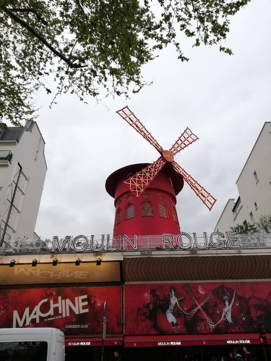 Place Moulin Rouge