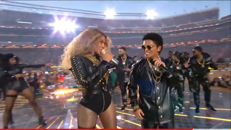 Fashion Beyoncé and Bruno Mars Super Bowl show