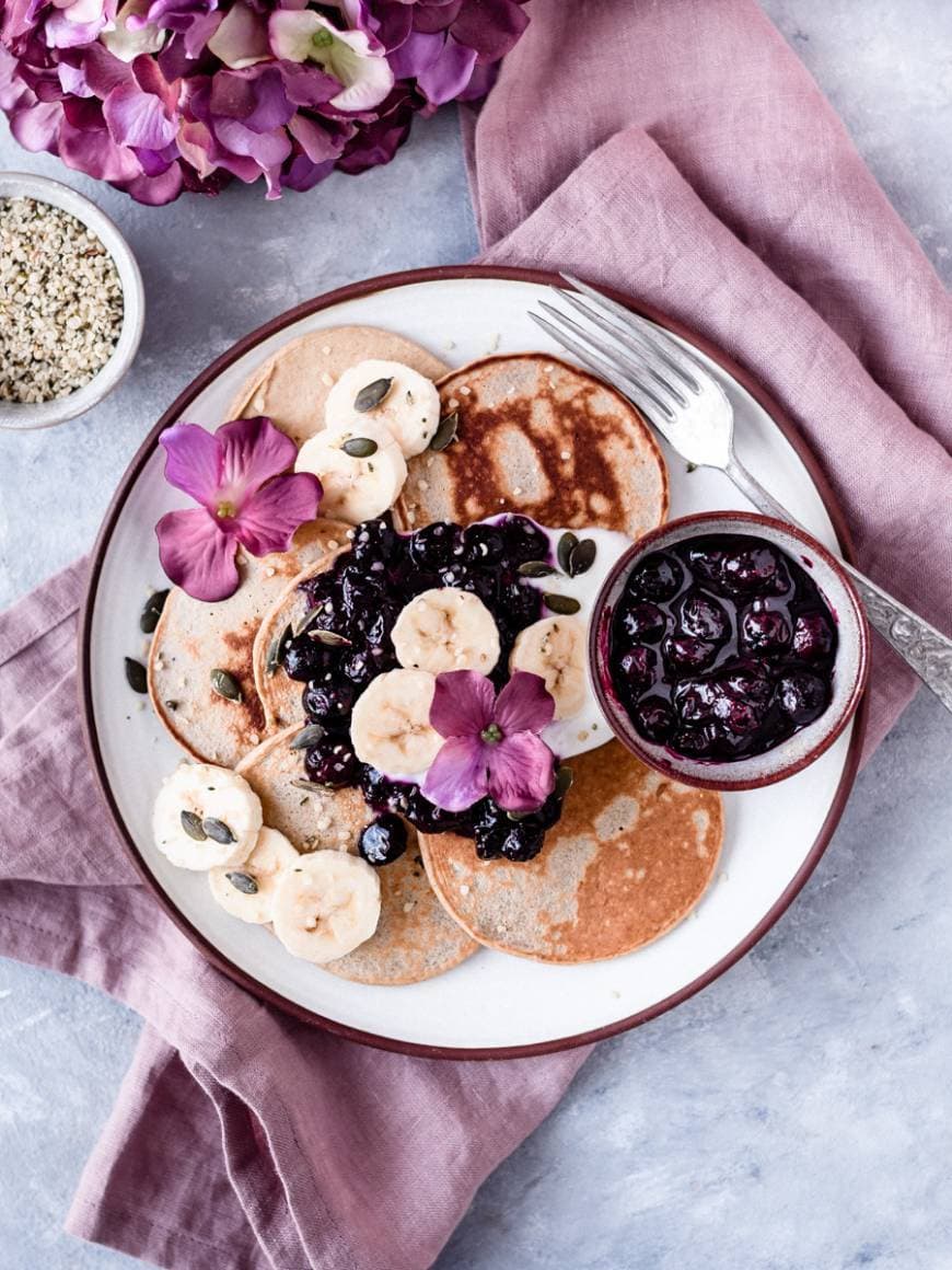 Moda PANQUECAS DE BANANA E AVEIA COM TOPPING DE MIRTILOS

