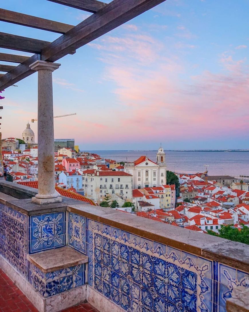 Place Miradouro de Santa Luzia