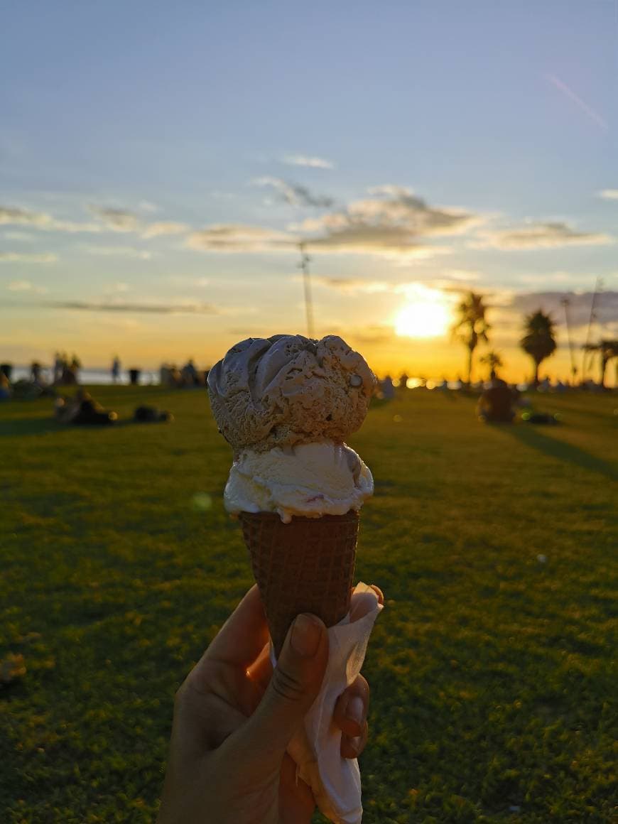 Place St Kilda beach