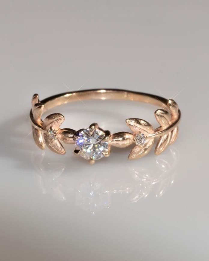 Producto Baby Goddess 14K Yellow Gold Ring in Moissanite