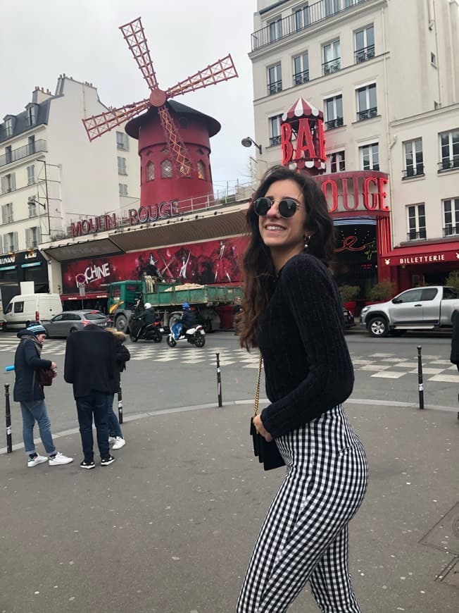 Place Moulin Rouge