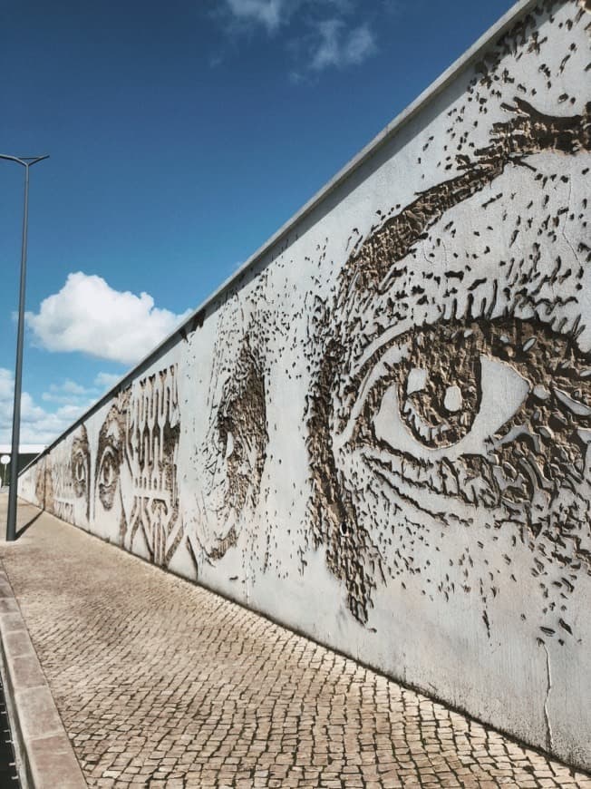 Lugar VHILS - Mural Barreiro Rostos