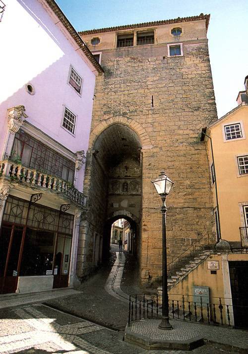 Lugar Porta e Torre de Almedina