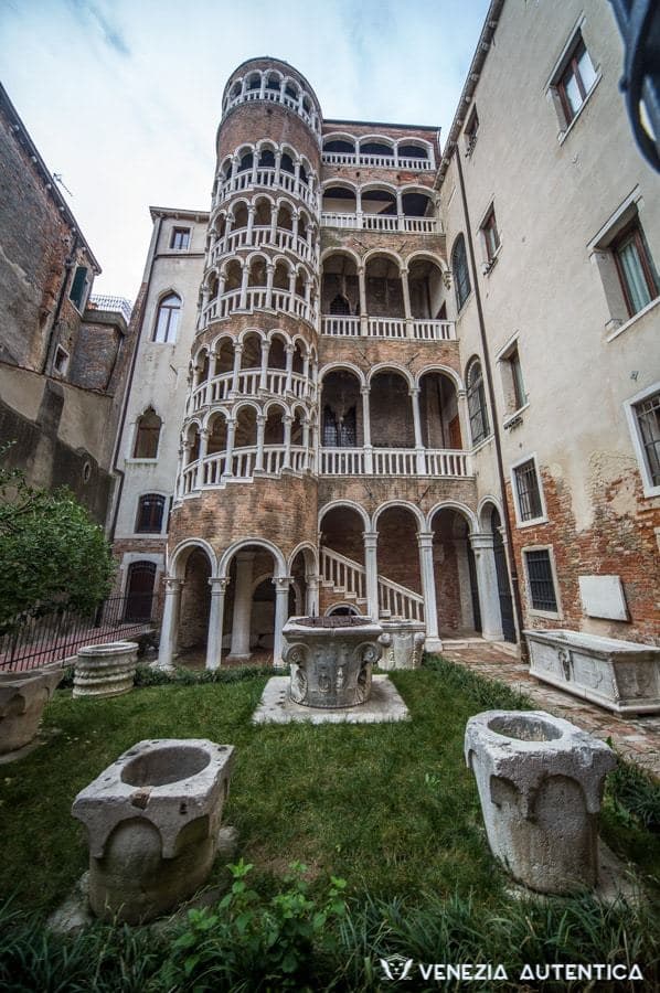 Place Scala Contarini del Bovolo