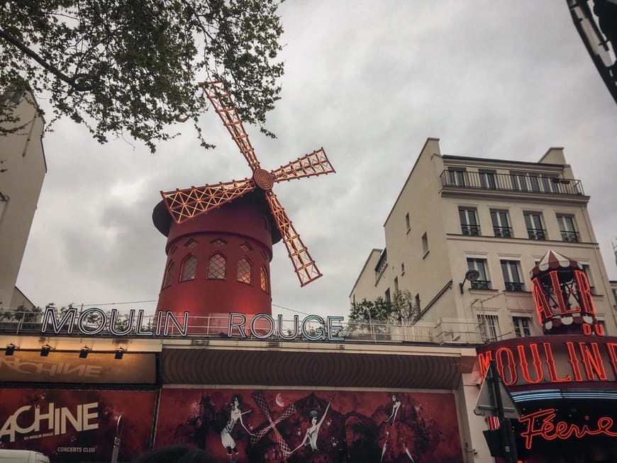 Place Moulin Rouge