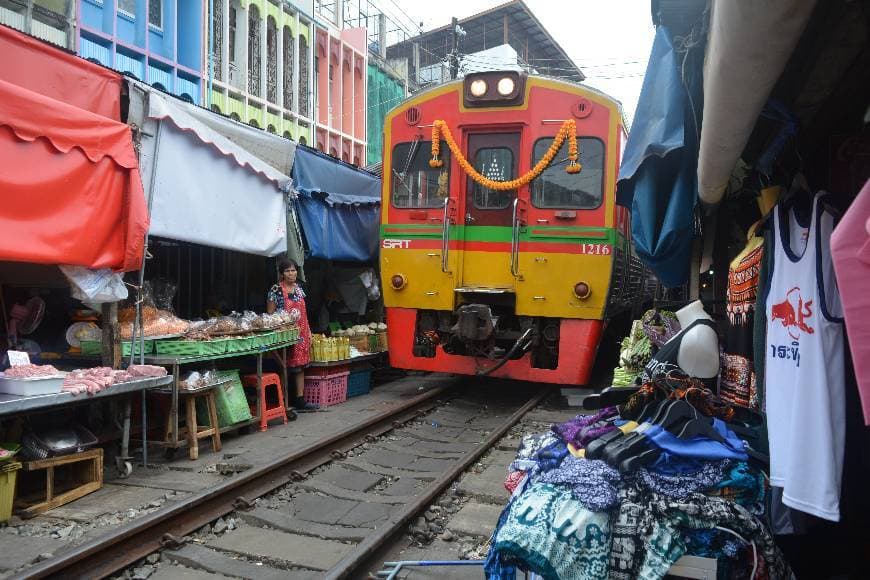 Lugar Maeklong Railway Market