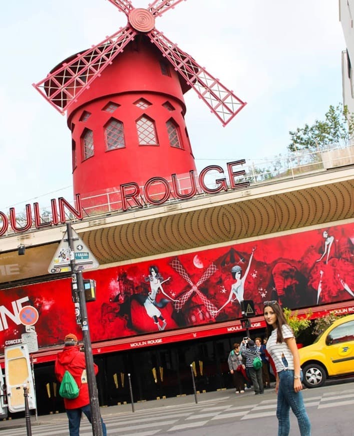 Place Moulin Rouge