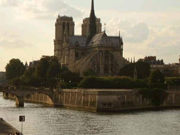 Place Catedral de Notre Dame