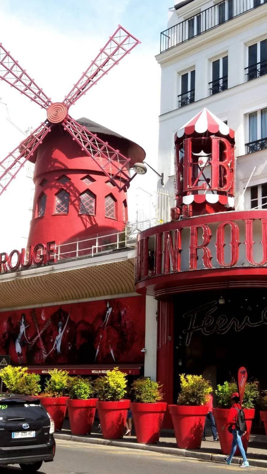 Place Moulin Rouge