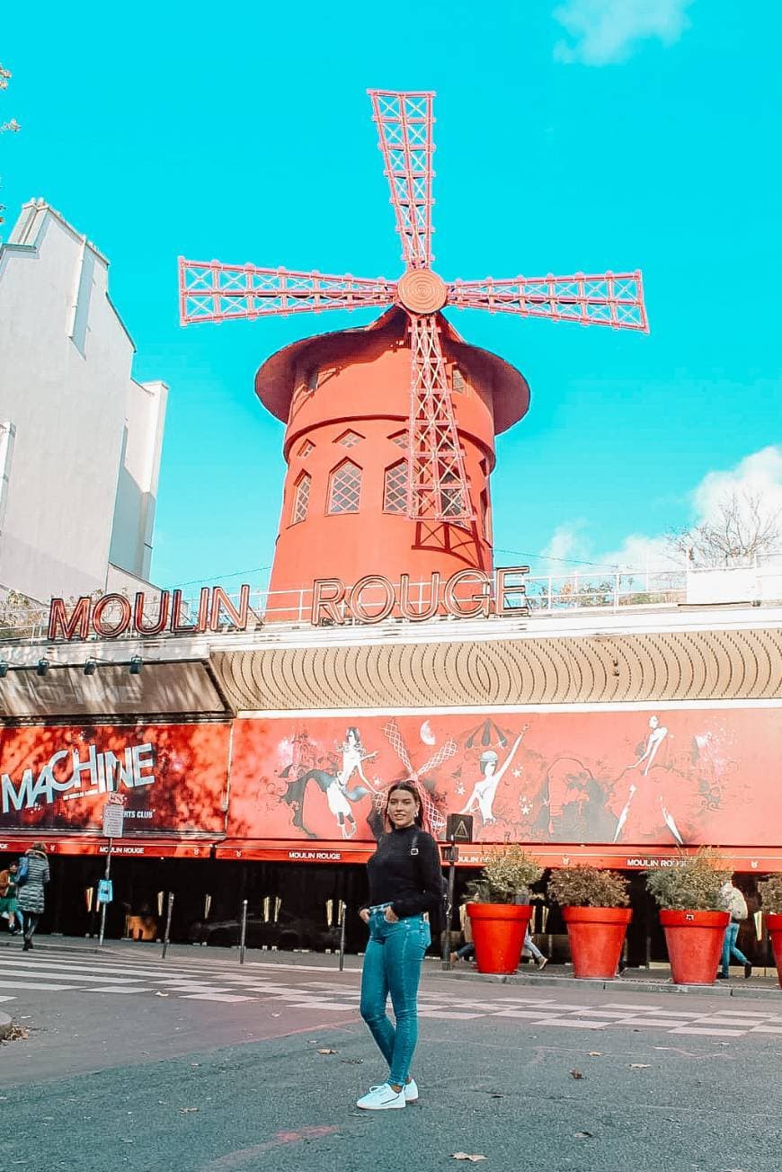 Place Moulin Rouge