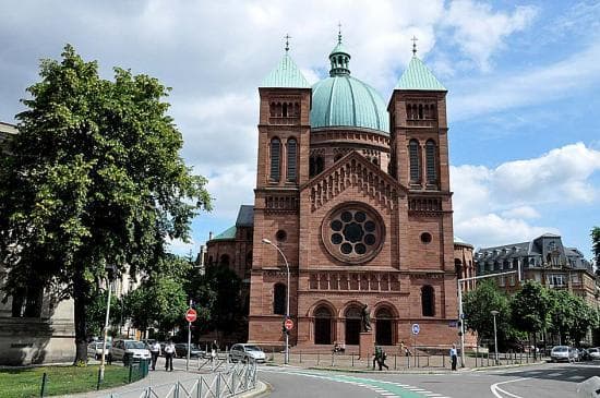 Place Saint-Pierre-le-Jeune protestant