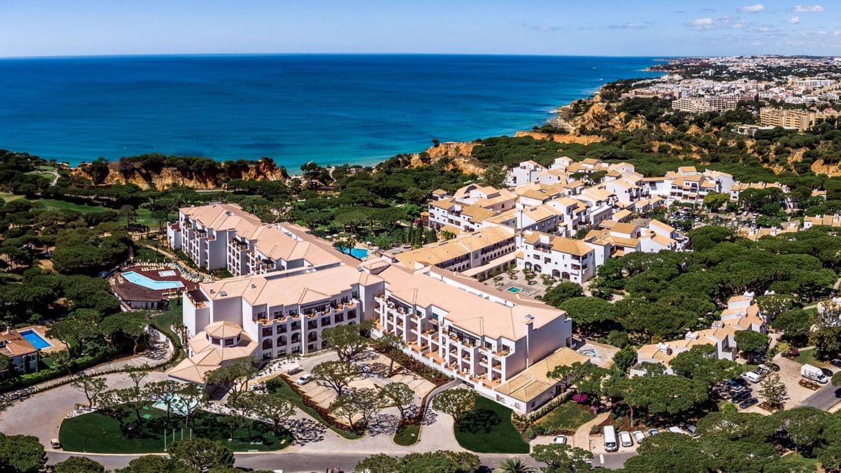 Lugar Sheraton Algarve Pine Cliffs Hotel E Resort - United Investiments (Portugal) Empreendimentos Turisticos, S.A